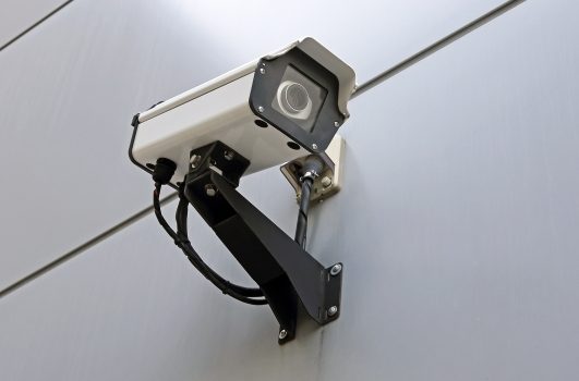 さらに防犯カメラを設置すると侵入を抑制できる！